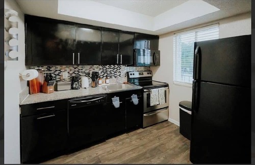 Riverside Apartment | Modern Studio Retreat Near DT Austin!