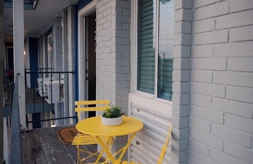 Riverside Apartment | Modern Studio Retreat Near DT Austin!