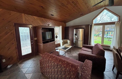 Leamington Cabin | Elias Cabin CliffsidenA Cozy Getaway in Nature's Embrace