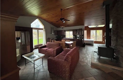 Leamington Cabin | Elias Cabin CliffsidenA Cozy Getaway in Nature's Embrace