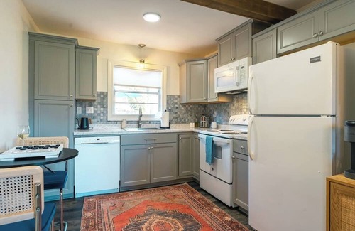 Prairie Village House | Sunshine Cottage - 3bd light filled- Fenced yard