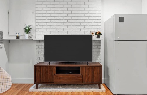 Surrey House | Cozy 2BR Suite Near White Rock Beach