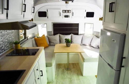 Miller Lake House | Vintage Renovated Airstream close to Tobermory
