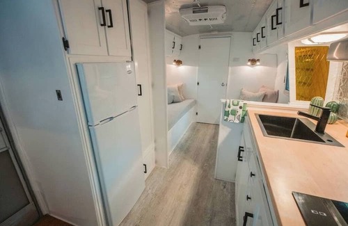 Miller Lake House | Vintage Renovated Airstream close to Tobermory