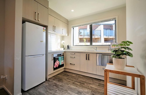 Hamilton House | Modern Oasis with Spa, close to chopping centre!