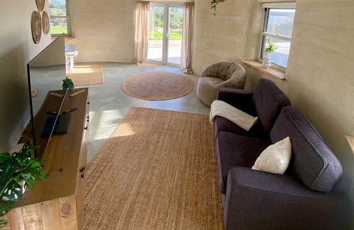 Bremer Bay Ski Chalet | EXPERIENCE SERENITY IN A UNIQUE STRAWBALE RETREAT WITH BREATHTAKING VIEWS