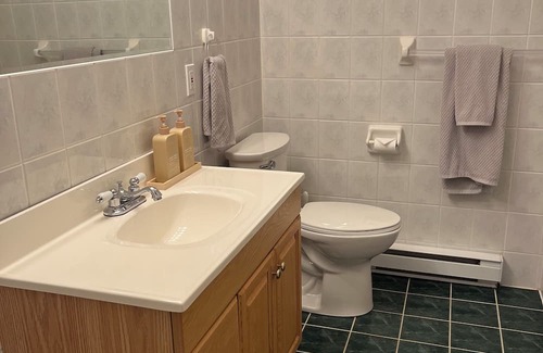 Tiny Cottage | clean all seasons cottage & pet friendly close to beaches