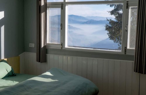 Mashobra Bed & Breakfast | Homely Attic Room with Sunrise and Forest & Mountain Valley Views