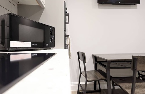 Crynant Apartment | 2 Bed Aprt, 2 En-Suites, Kitchen, Parking