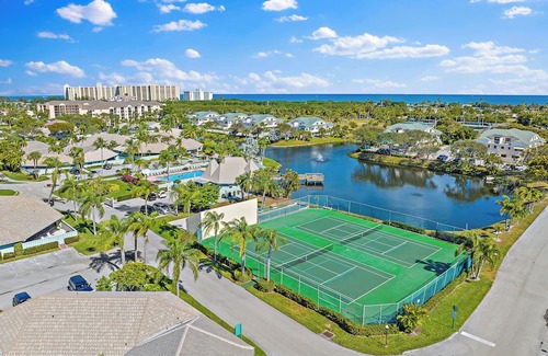 Jupiter Condo | WEEKLY/MONTHLY Jupiter BEACH RENTAL! 3 BR Extremely Upgraded-Steps to Beach.