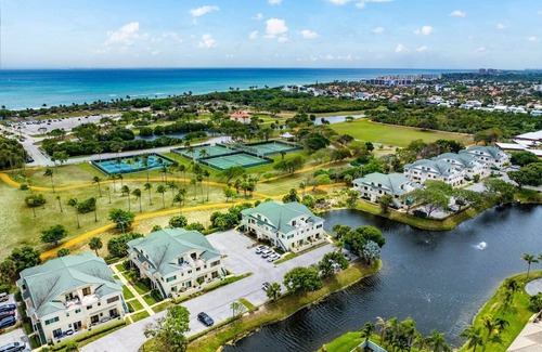 Jupiter Condo | WEEKLY/MONTHLY Jupiter BEACH RENTAL! 3 BR Extremely Upgraded-Steps to Beach.