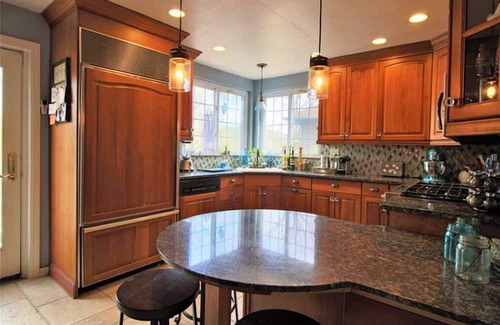 Dark Hollow Woods House | Spacious 5-bedroom house in Oakmont with WiFi, AC . 2 blocks from Oakmont C.C.