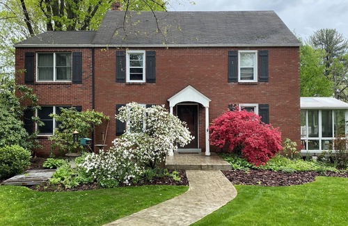 Dark Hollow Woods House | Spacious 5-bedroom house in Oakmont with WiFi, AC . 2 blocks from Oakmont C.C.