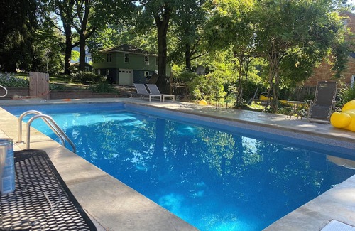 Dark Hollow Woods House | Spacious 5-bedroom house in Oakmont with WiFi, AC . 2 blocks from Oakmont C.C.