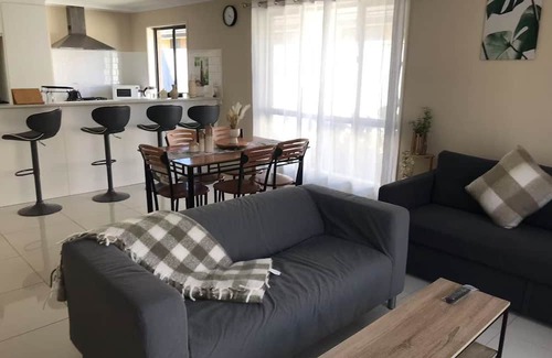 Adelaide House | Cozy Getaway retreat-5 bd 2 bath near beach and wineries