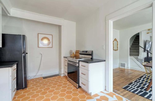 Hosford-Abernethy Apartment | Warhol Suite ~ Cozy Apartment ~ 92 WalkScore