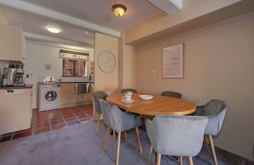 Stoke Apartment | Monaco Village Apartment - Stylish Townhouse in Grand Arden Complex