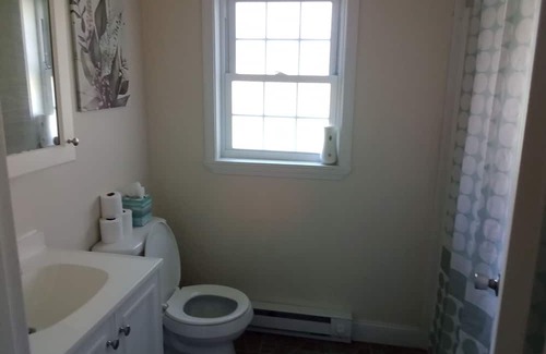 Redstar House | Charming 3-bedroom house in Scarbro with WiFi