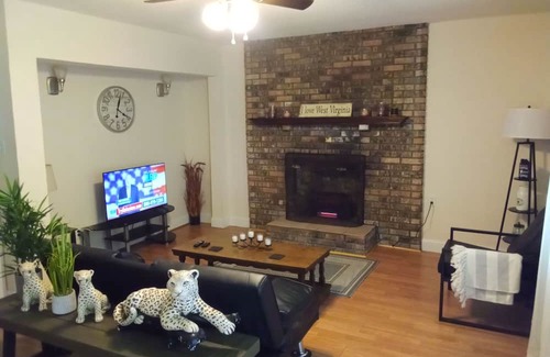Redstar House | Charming 3-bedroom house in Scarbro with WiFi