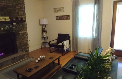 Redstar House | Charming 3-bedroom house in Scarbro with WiFi