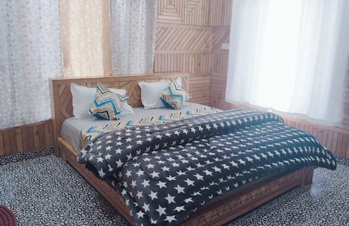 Manali Villa | Wander Vale | Group-Friendly Villa with Scenic Views & Private Bathrooms
