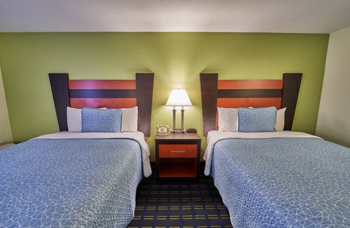 West Yarmouth Resort | Cozy Escape w/Indoor Pool, Playground, & Complimentary Breakfast for Families