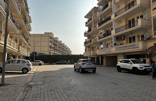 Zirakpur Apartment | Spacious 3-bedroom apartment with AC, WiFi in wonderful Zirakpur