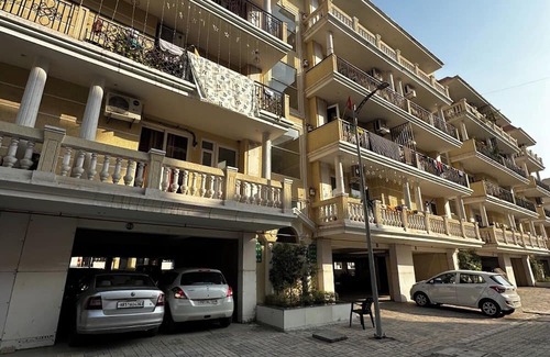 Zirakpur Apartment | Spacious 3-bedroom apartment with AC, WiFi in wonderful Zirakpur