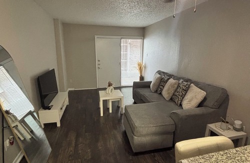 Spring Branch East Apartment | 2-bedroom Apartment Uptown with WiFi, Fitness Room, Pool, AC, Crib, WFH friendly
