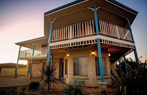 Hopetoun House | Nautilus - a spacious 2-storey home in the heart of 'Toun' with ocean views!