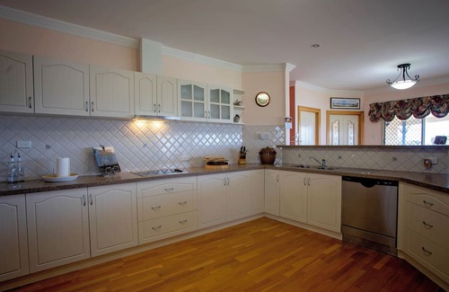 Hopetoun House | Nautilus - a spacious 2-storey home in the heart of 'Toun' with ocean views!