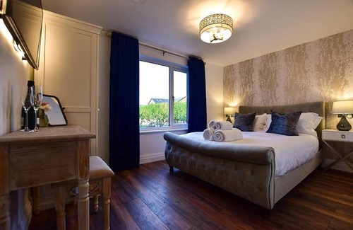 Blackpool Cabin | Wayside lodge with a private Hot tub