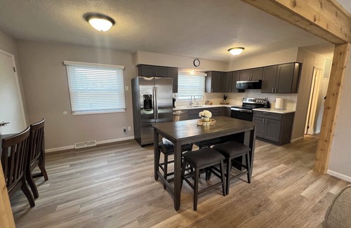 Eureka House | 4-Bedroom 2-Bath House Walking Distance to Eureka College