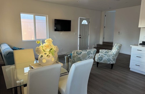 Chatsworth House | Charming house with WiFi and AC in fantastic Los Angeles.