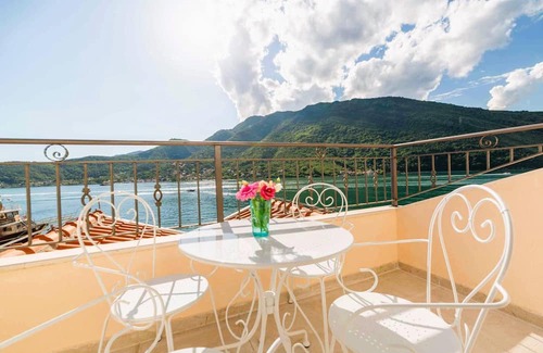 Lepetane Apartment | ❤️Deluxe Waterfront 1BR | Balconies | Panoramic View| Fully Equipped| Fast Wi-Fi