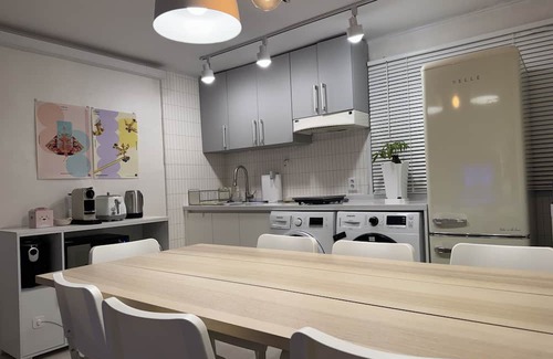 Itaewon Villa | Urban Calm near Itaewon St.｜Free Pickup for Long Stay｜Work & Rest｜2BR, 4 Beds