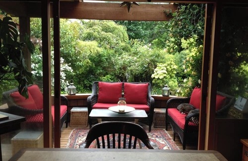 Roberts Creek House | Roberts Creek: Charming 3-bedroom/2 bath post 'n beam steps to Henderson Beach