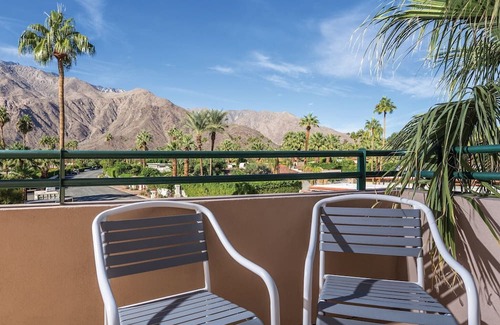 Uptown Design District Condo | Great Price and Location for Stagecoach 2025
