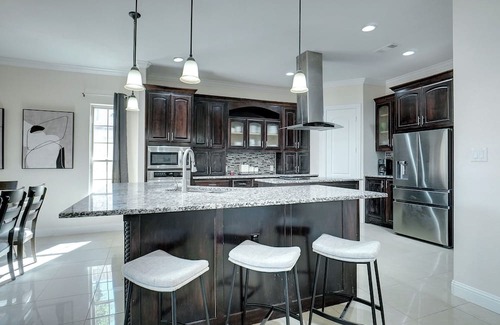 Irving House | GORGEOUS 5-bd 4ba w Pool, Hot Tub, 2 kitchens, & Game Room Near Dallas Airports!