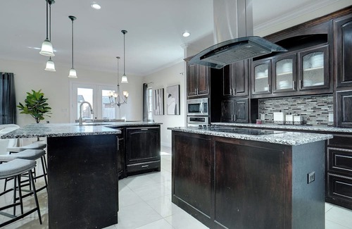 Irving House | GORGEOUS 5-bd 4ba w Pool, Hot Tub, 2 kitchens, & Game Room Near Dallas Airports!