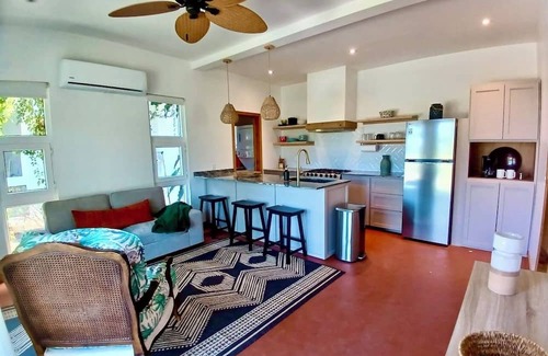 Isla de Utila House | Cozy 1-bedroom garden bungalow with AC, WiFi & pool in charming Utila
