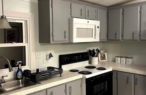 Highfield-Cascade House | Charming 2-bedroom mobile home with WiFi, AC in welcoming Highfield-Cascade