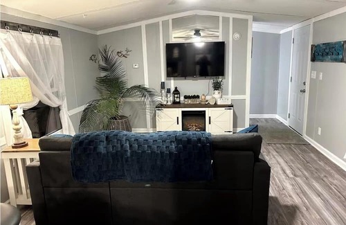 Highfield-Cascade House | Charming 2-bedroom mobile home with WiFi, AC in welcoming Highfield-Cascade