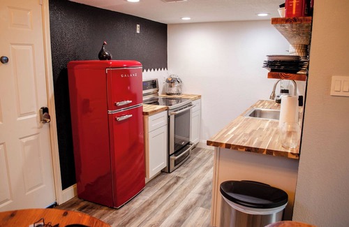 Frisco House | Charming 2-bedroom townhome in downtown Frisco with WiFi, AC