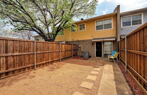 Frisco House | Charming 2-bedroom townhome in downtown Frisco with WiFi, AC