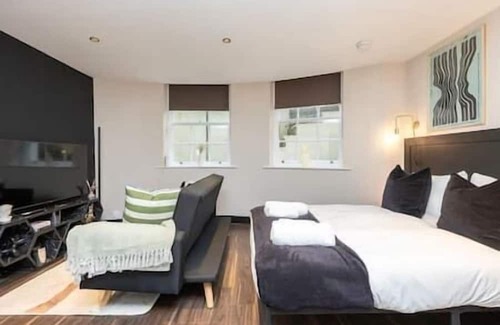 Hove Apartment | Studio by the Sea (close proximity to beach front & centre of town)