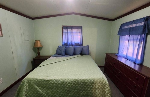 Coushatta Cabin | Pet friendly Lake View Cabin Rental near Coushatta, LA!