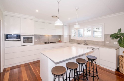 Moore Creek House | Ardington - 4-Bed Pet-Friendly with Pool