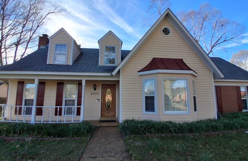 Southwind House | 5-BR Home with POOL Near Collierville - Primary Master Bedroom Downstairs.