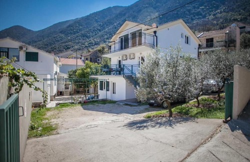 Kotor Municipality Apartment | Charming Seaside Escape in Kotor - One Bedroom Apartment with Garden 3